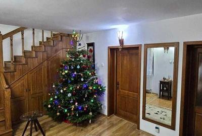 Casă cu 4 camere cu Teren 250 Mp în Central - 1