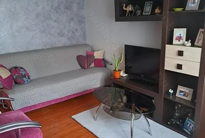Vand apartament cu trei camere