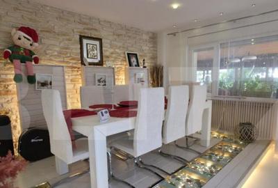 Proprietate Exclusivista: 2 Case, Piscina ?i Teren de Ten - 3