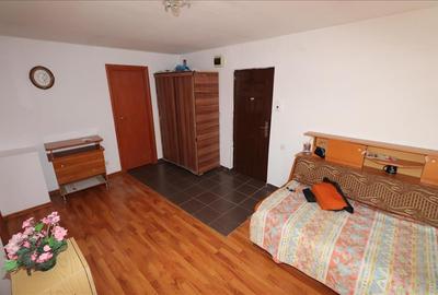 Garsoniera de vanzare in zona Penny Obor , etaj 3 (mansarda) - 3