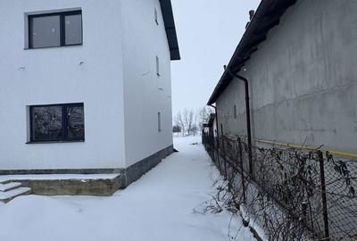 Casă cu 4 camere în Dumbrava