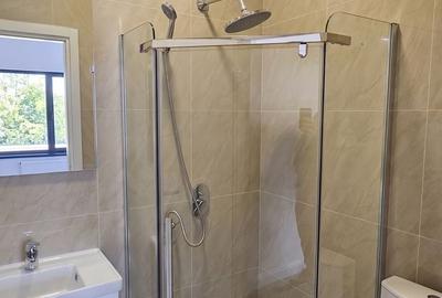 Casă cu 4 camere în Tunari