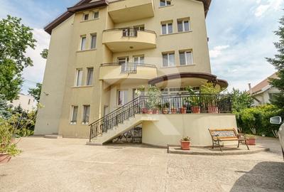 Casa cu teren de 3000 mp - ponton la lac - piscina si casa de oaspeti - 3