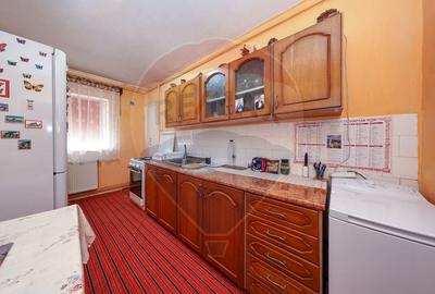 Apartament cu 3 camere de vanzare, in zona centrala - 2
