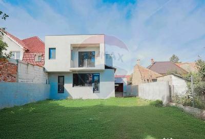 Casă cu 7 camere cu Canalizare în Central - 2