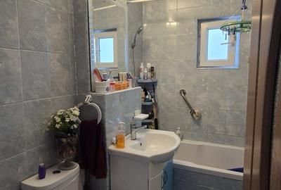 Apartament cu 4 camere decomandat în CET - 9