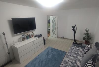 Apartament cu 3 camere decomandat, mobilat în Casa de Cultură