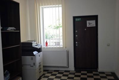 Casă cu 4 camere cu Teren 1000 Mp în Central - 1