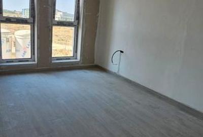 Nou. Etaj intermediar. Spatios - 10