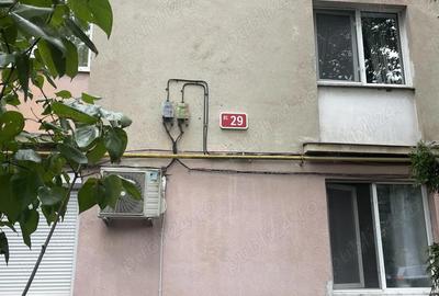 Victoriei 29, vis a vis de Prajiturile Fredy ,garaj de inchiriat, 50 euro luna - 4