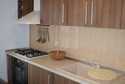 Garsonieră în Titan - 2