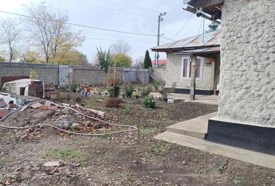 Casă cu 4 camere cu Teren 1600 Mp în Central - 1