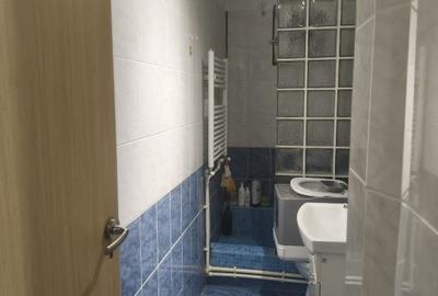 Apartament cu 3 camere semidecomandat în Craiovița Nouă - 1