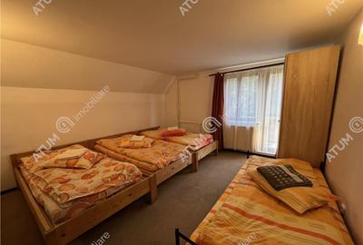 Pensiune de 7 camere cu 5 bai si teren de 377mp situata in P - 6