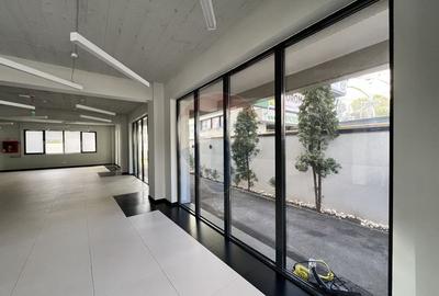 Spatiu comercial modern de inchiriat / 2 locuri de parcare - 25