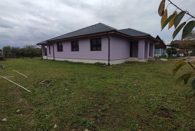 Casă cu 4 camere în Exterior Vest