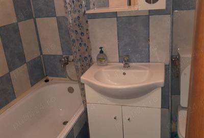 Proprietar inchiriez apartament cu doua camere.Pret 300 euro