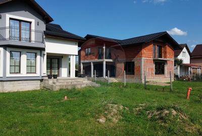 Casa la rosu de vanzare in Satulung - 10