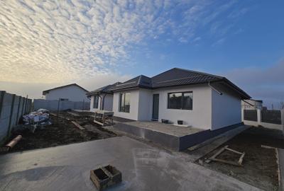 Casa parter - 3 camere -2 bai-pod -15 min de mers pe jos de bulevardul principal - 1