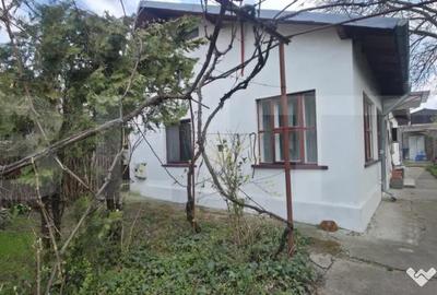 Casă cu 3 camere cu Teren 400 Mp în Central - 1