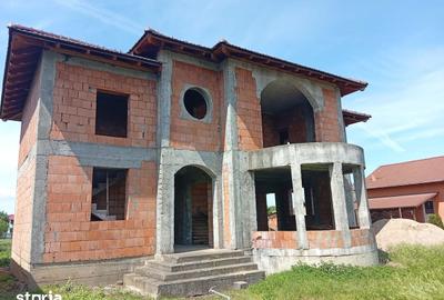 Casă cu 5 camere cu Teren 1660 Mp în Semlac - 2