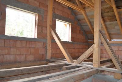 Casă cu 5 camere cu Teren 554 Mp în Piața - 8