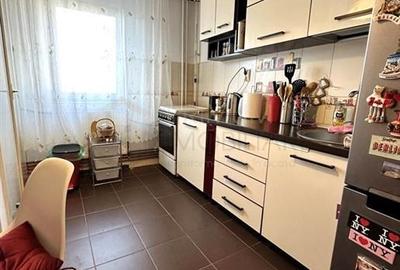 SIMION BARNUTIU - 3 cam - 2 bai - centrala proprie - ETAJ 2 - GARAJ SUB BLOC+BOX - 2