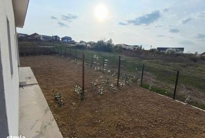 Casă cu 3 camere cu Canalizare în Paleu