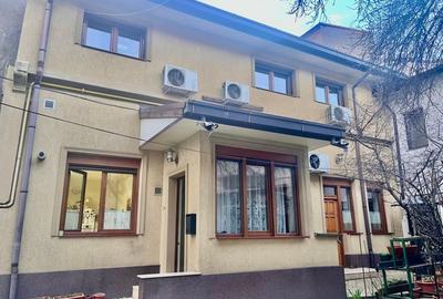 Casă individuală cu 5 camere cu Canalizare în P-ța Romană - 1