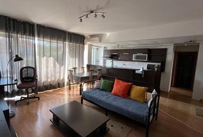 Apartament cu 3 camere semidecomandat, mobilat în Central