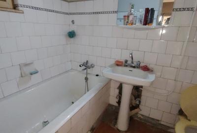 Apartament cu 3 camere decomandat în Berceni