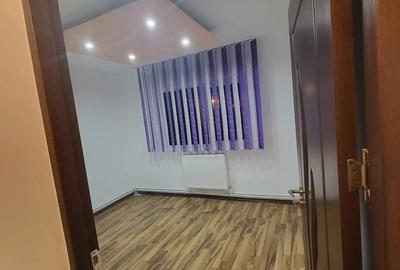 Inchiriez apartament 3 camere, Decomandat,Nemobilat, Parter - 2