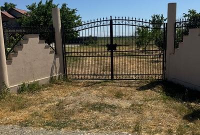 Casă individuală cu 5 camere în Garoafa