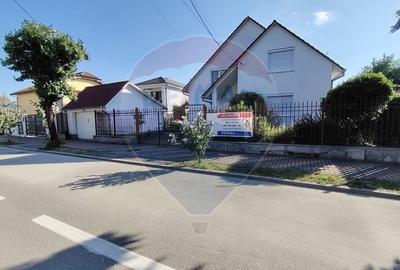 Casă / Vilă cu 8 camere de vânzare în zona Central - 1