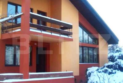 Casă cu 5 camere cu Teren 4000 Mp în Central