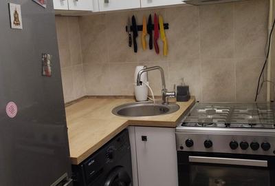 Apartament cu 3 camere semidecomandat în Micro 14
