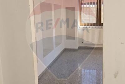 Spațiu comercial, de 50 mp, în Central - 8