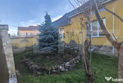 Casă cu 5 camere cu Canalizare în 14 Mai - 16