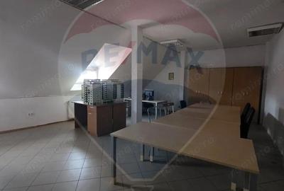 Spațiu comercial, de 450 mp, în Central - 4
