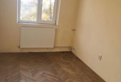 Apartament cu 3 camere semidecomandat în Central - 2