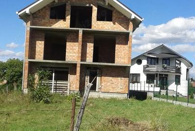 Casă cu 4 camere cu Teren 1600 Mp în Negrești - 2