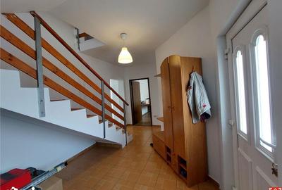 Casă cu 5 camere cu Teren 540 Mp în Sânmihaiu Român