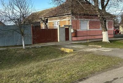 Casă cu Teren 2880 Mp în Central - 2