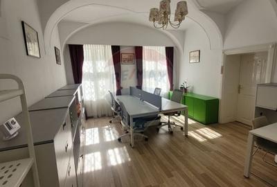 Spatiu de birouri de inchiriat cu 3 camere Parcare in zona Piata Mare