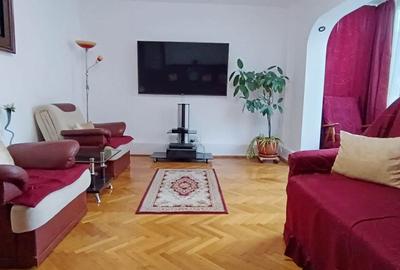 Apartament cu 4 camere decomandat, mobilat în Tractorul