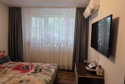 Apartament cu 3 camere semidecomandat în Pajura