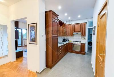 Apartament cu 3 camere decomandat, mobilat în P-ța Universității - 13