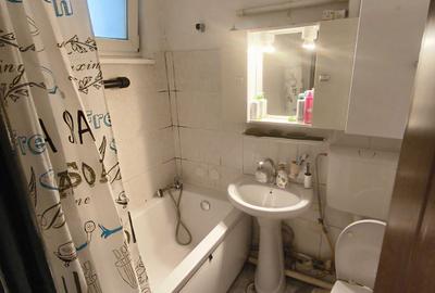 Apartament cu 3 camere semidecomandat în Podu Roș