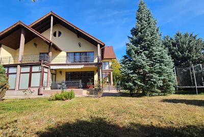 Casă cu 8 camere cu Garaj în Sânpetru