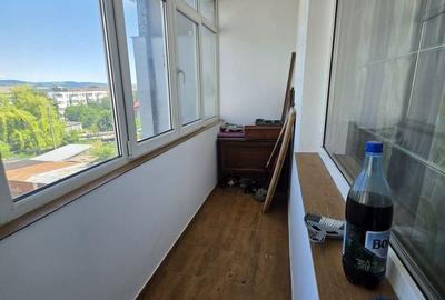Apartament cu 3 camere decomandat în Cornișa - 10